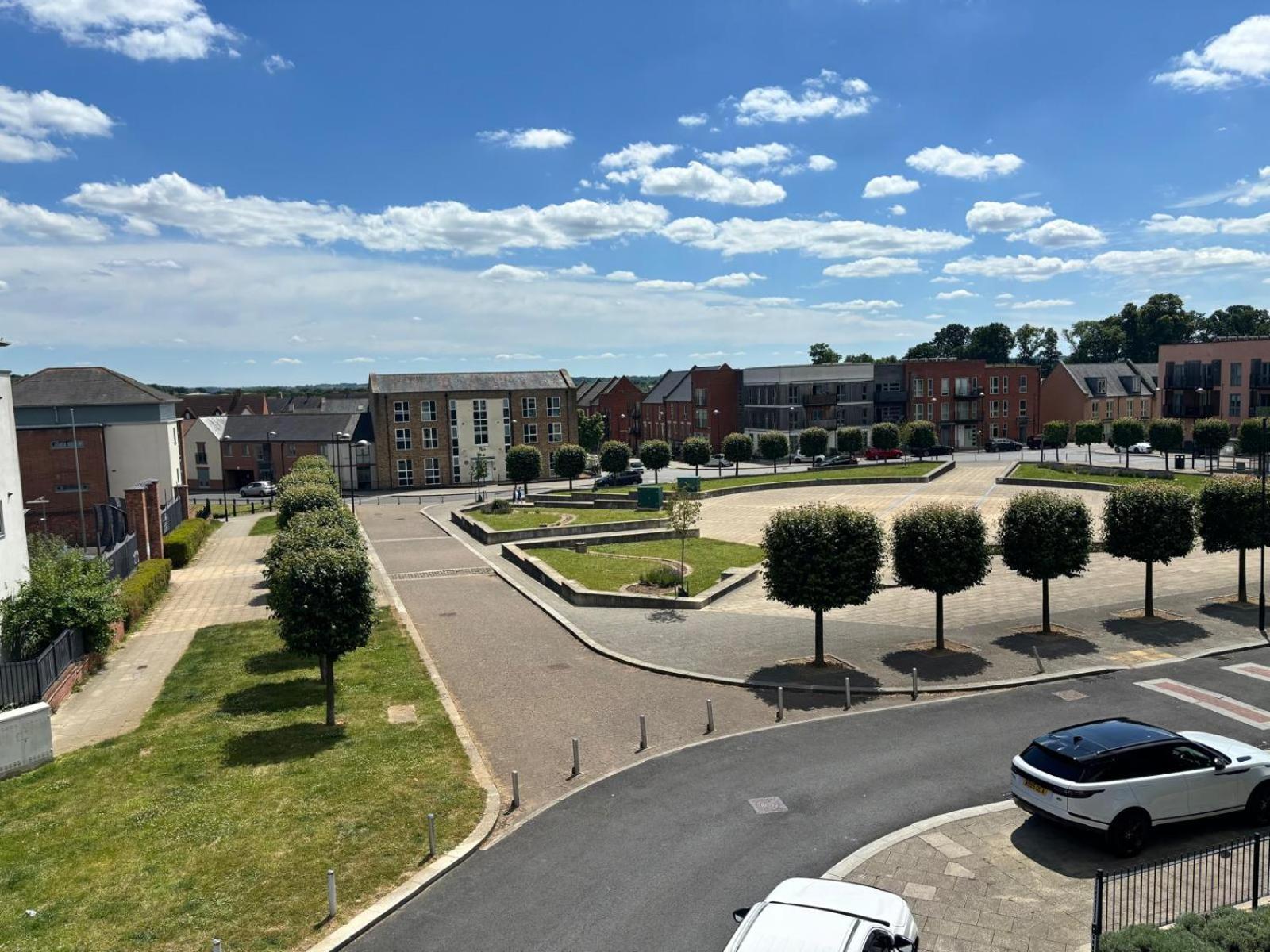 Luxury 2 Bedroom Northampton Townhouse With Balcony Exterior photo
